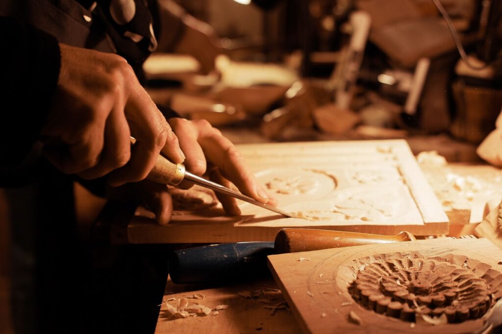 El latido de la talla en madera: gubia, veta y memoria en los obradores de Val Gardena