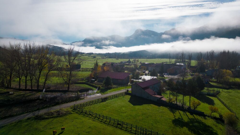 El laberinto de las cumbres kársticas: cómo la movilidad vertical sostenible y los senderos suspendidos transforman el transporte en los Picos de Europa
