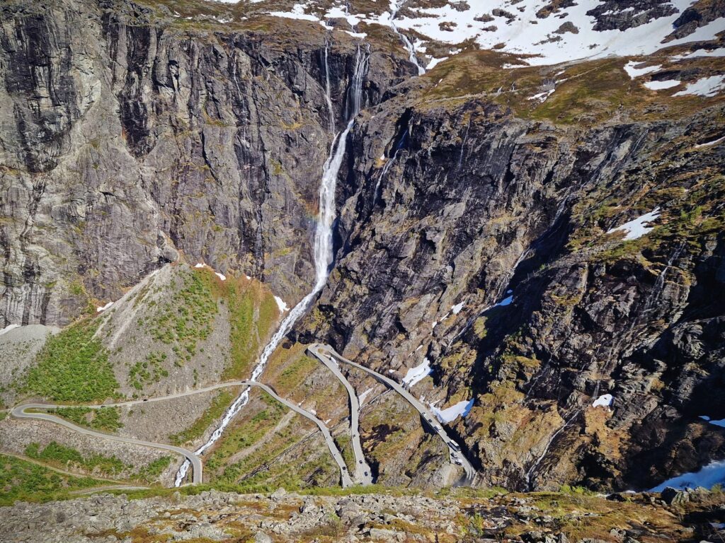 La Travesía del Camino de los Trolls en Noruega: Guía de Expedición y Conducción por los Fiordos Occidentales