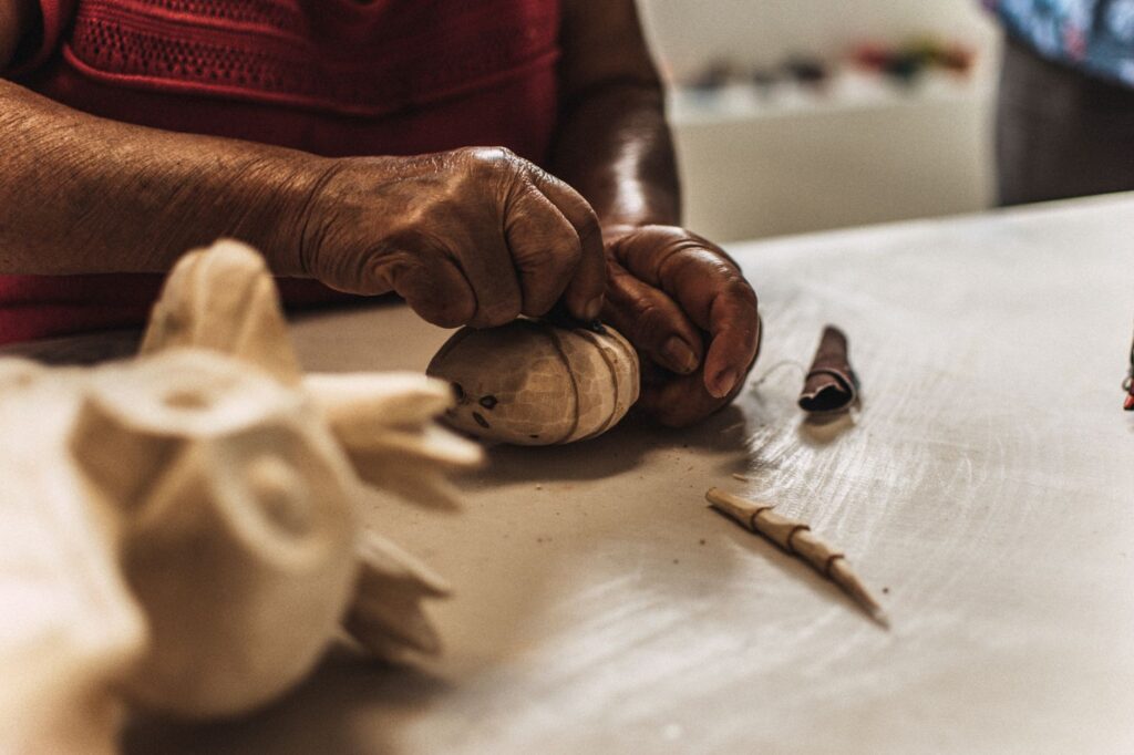 El Renacimiento de la Talla en Madera Policroma: Gubia, Pigmento y Memoria en los Alfares de Quito