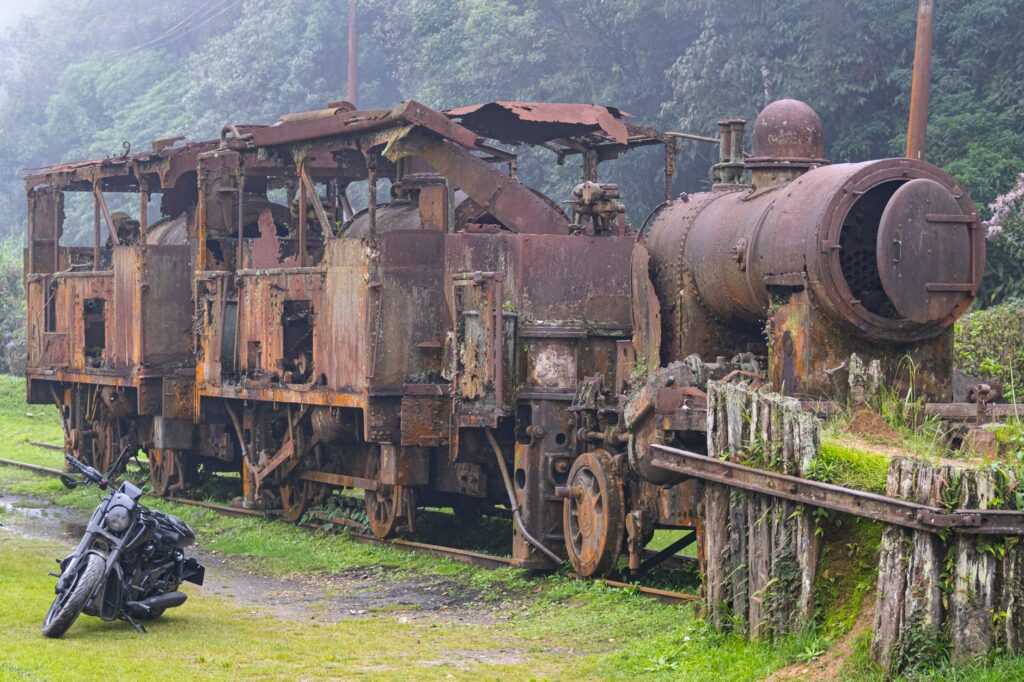El Ferrocarril de la Cuenca Lechera: Ingeniería de llanuras, logística agroindustrial y la conectividad ferroviaria histórica hacia el corazón de Uruguay