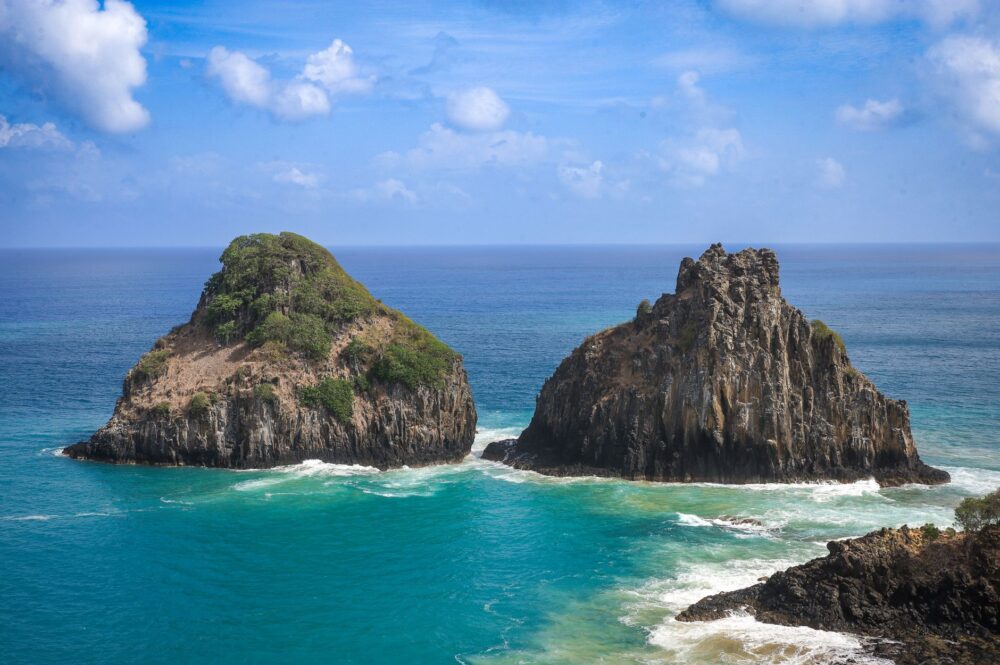 El Santuario Submarino del Archipiélago de Fernando de Noronha: Vulcanismo Atlántico, Corrientes Ecuatoriales y Conservación en Brasil