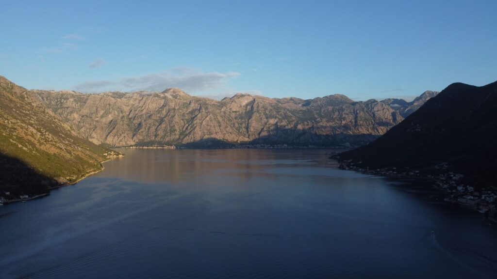 El latido meridional del archipiélago de las Bocas del Kotor: Vapores de ensenada, muelles de piedra y la conectividad anfibia del fiordo montenegrino