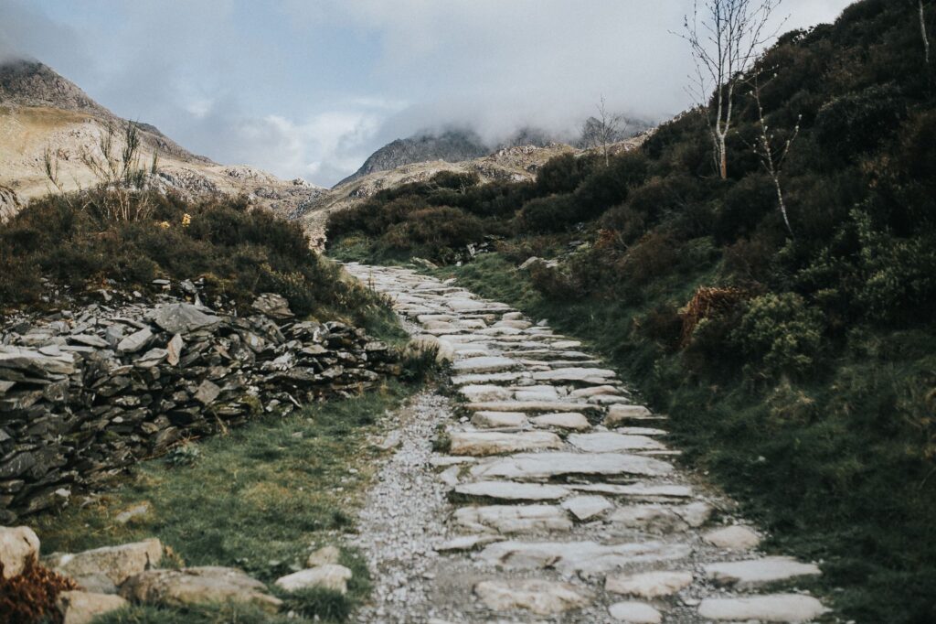 El laberinto de las vertientes de pizarra: cómo la movilidad alpina y el tren cremallera transforman el transporte en los Pirineos