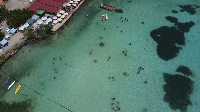 La Travesía del Archipiélago de las Guainas en Kayak de Mar: Guía de Expedición y Navegación Costera por el Litoral Caribeño de Suramérica