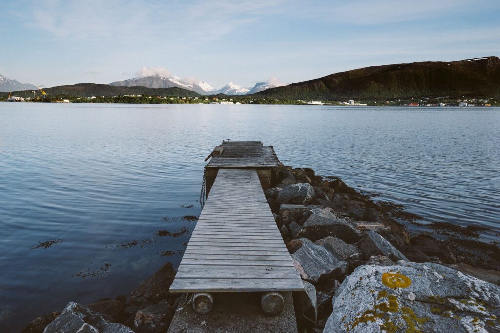 El laberinto de las lagunas glaciales: cómo la navegación solar y las pasarelas flotantes transforman el transporte en el Parque Nacional Torres del Paine
