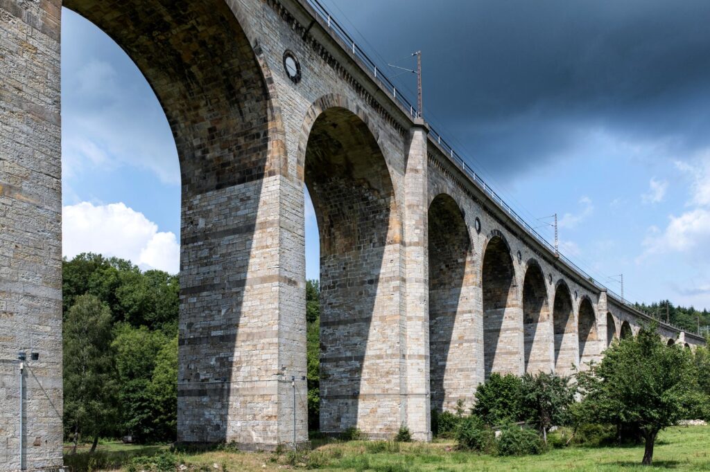 El Ferrocarril del Rin y los Valles de Pizarra: Ingeniería fluvial, logística centroeuropea y la conectividad ferroviaria histórica entre Colonia y Maguncia