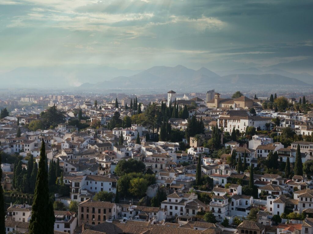 El latido de la madera noble: marquetería, gubia y memoria en los obradores de Granada