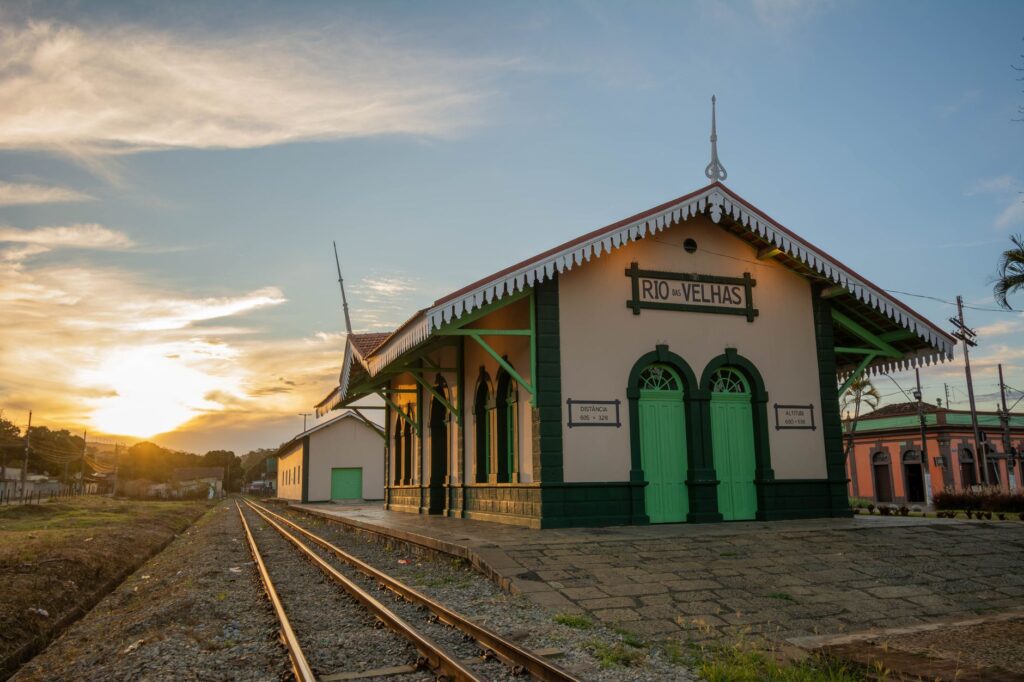 El laberinto de la trocha y la sabana: la odisea logística del tren de Benguela en el corazón de Angola