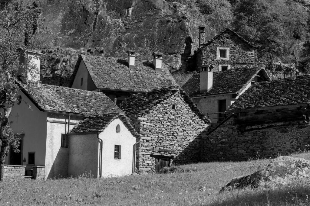 El Ferrocarril del Centovalli: Ingeniería de desfiladeros, logística alpina y la conectividad ferroviaria histórica entre Locarno y Domodossola