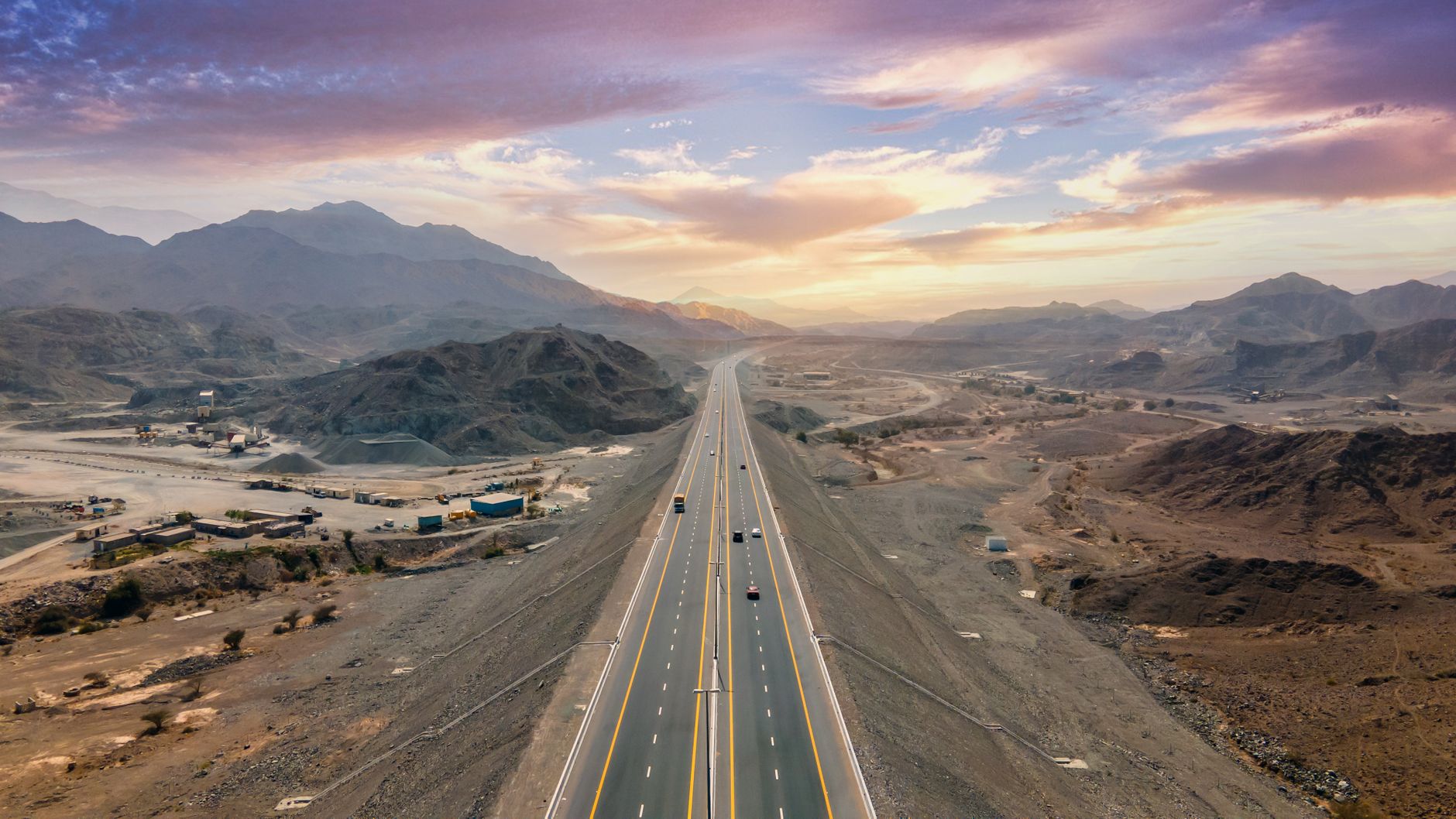 El latido intermodal de la Autopista Trans-Emiratos: Ingeniería viaria, logística inteligente y conectividad en el desierto de Rub al-Jali