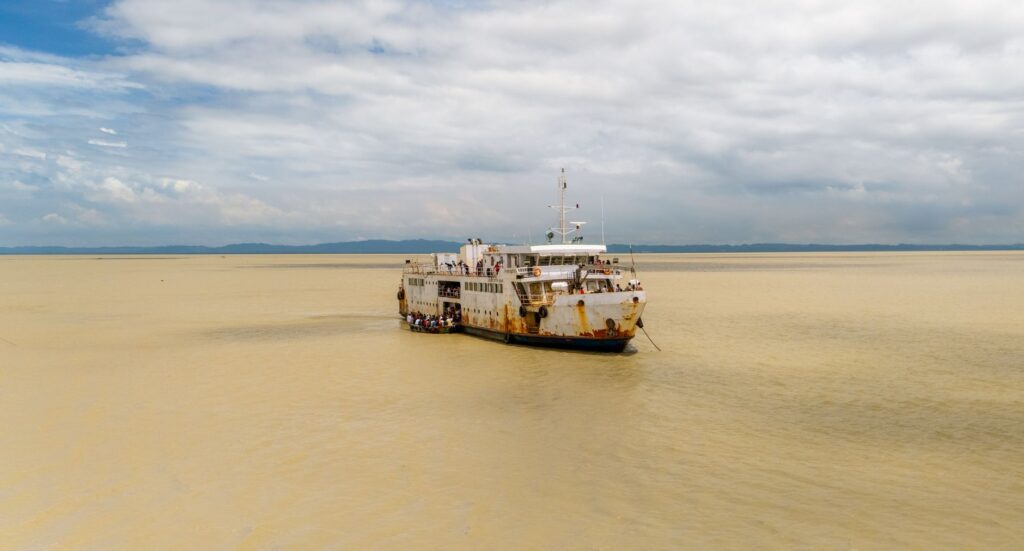 El latido de la sal y el basalto: la odisea fluvial del río Gambia y la soberanía anfibia de los barcos de pasajeros