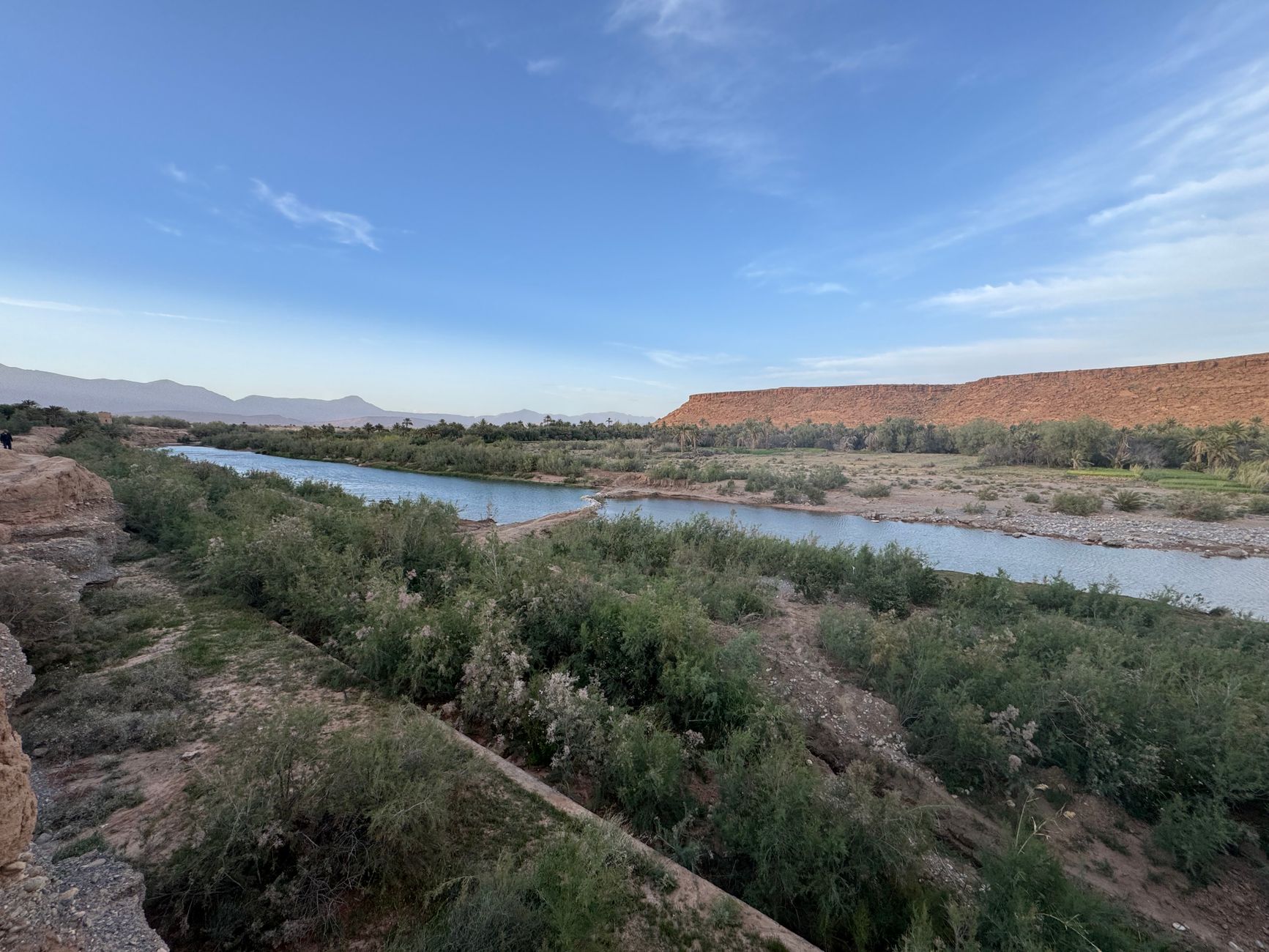 El secreto de la ruta transahariana del salmón: navegación fluvial y arquitectura de adobe en los oasis del Draa