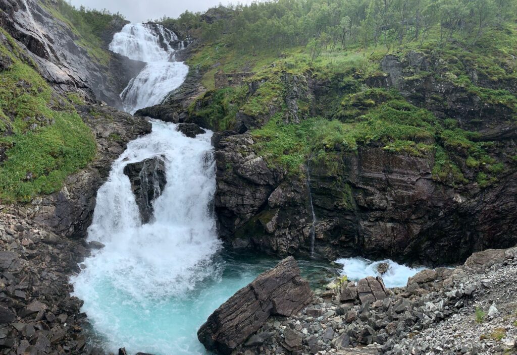 El laberinto ferroviario de los fiordos noruegos: puentes cantilever, túneles de roca viva y la frágil conectividad de la línea de Flåm