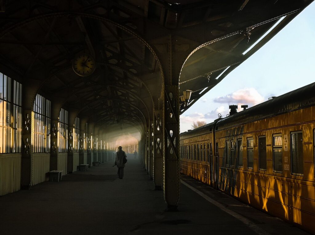El Ferrocarril Transiberiano en su tramo oriental: Ingeniería de taiga, logística siberiana y la conectividad ferroviaria hacia Vladivostok