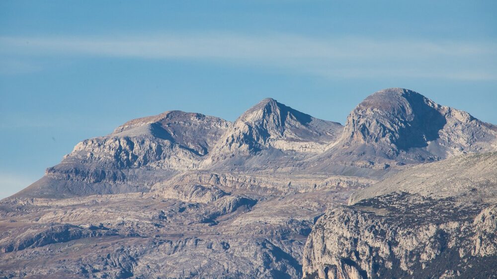 El Dominio de las Crestas Silenciosas: Geología, Alta Ruta y Sostenibilidad en el Parque Nacional de Ordesa y Monte Perdido