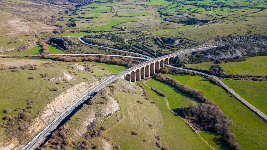 El Tren de los Balcanes: Ingeniería de desfiladeros, logística otomana y la conectividad ferroviaria entre Belgrado y Bar