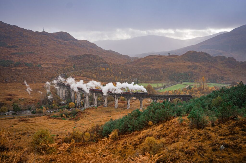 El Ferrocarril de la Línea West Highland: Ingeniería de páramos, logística escocesa y conectividad ferroviaria histórica hacia Mallaig