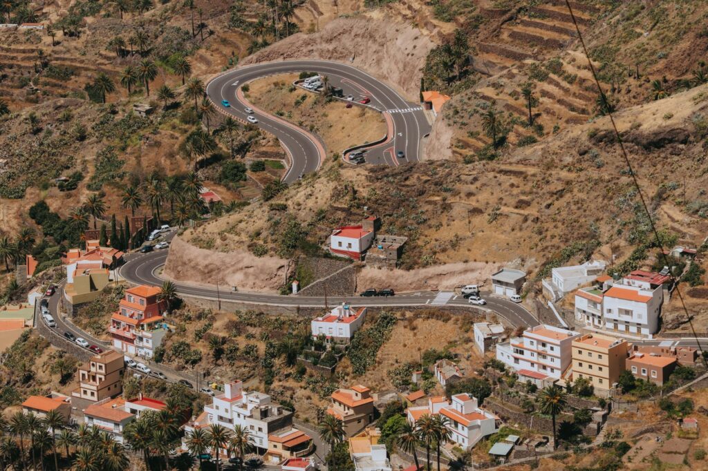 El latido meridional del archipiélago de Madeira: Levadas de cumbre, túnelería histórica y la conectividad insular de los acantilados atlánticos