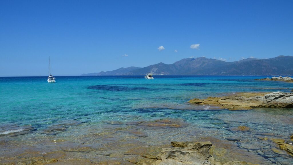 El latido meridional del archipiélago de las Bocas de Bonifacio: Barcazas de estrecho, muelles de piedra y la conectividad anfibia del sur de Córcega