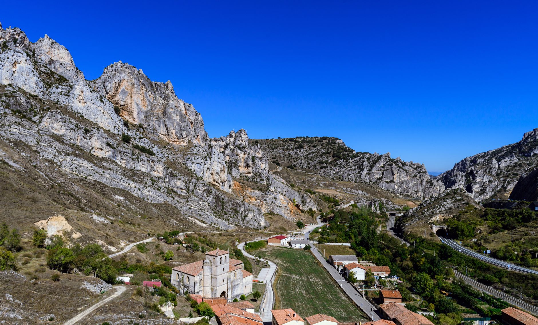El Ferrocarril Transpirenaico Oriental: Ingeniería de desfiladeros, logística de cumbres y la conectividad ferroviaria histórica entre Ripoll y Latour-de-Carol