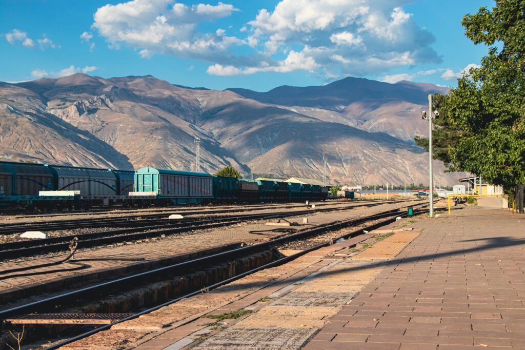 El Ferrocarril Trasandino de los Libertadores: Ingeniería de cumbres, logística cordillerana y la conectividad ferroviaria histórica entre Mendoza y Los Andes