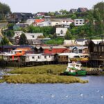 El silencio milenario de los canales de Chiloé: navegación de bajura y arquitectura palafítica en el archipiélago austral