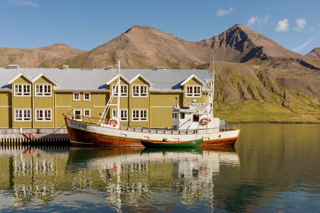 El laberinto de las penínsulas glaciales: cómo los transbordadores eléctricos y las rutas de baja velocidad transforman el transporte en la península de Snæfellsnes