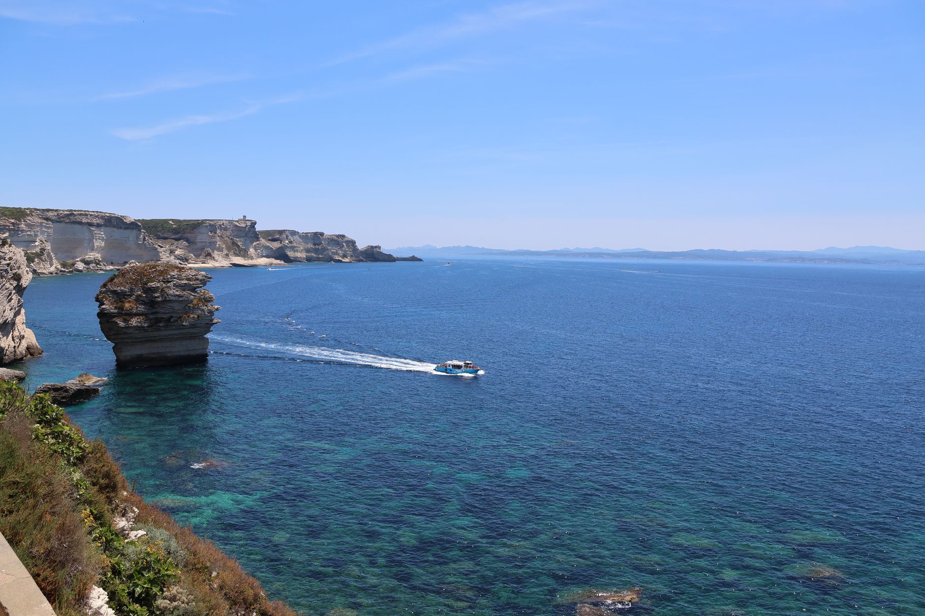 El latido meridional del archipiélago de las Bocas de Bonifacio: Barcazas de estrecho, muelles de piedra y la conectividad anfibia del sur de Córcega
