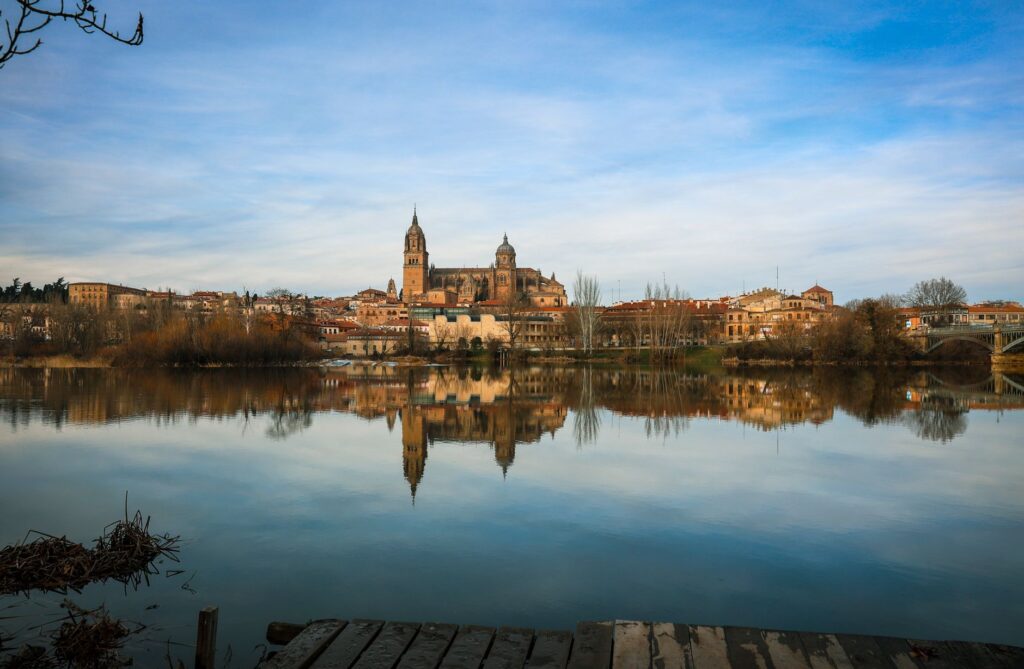 La diplomacia de la piedra dorada: cómo Salamanca reinventa su mapa turístico en Europa
