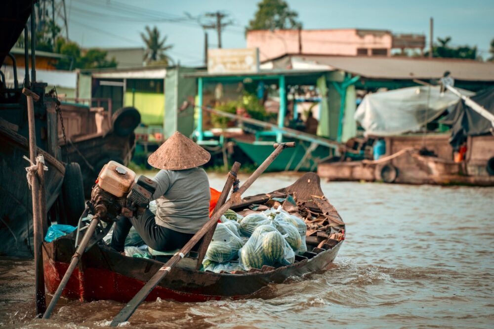 El laberinto suspendido de las barcazas del delta del Mekong: Ingeniería fluvial, mercados flotantes y la conectividad anfibia del sur de Vietnam