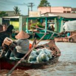 El laberinto suspendido de las barcazas del delta del Mekong: Ingeniería fluvial, mercados flotantes y la conectividad anfibia del sur de Vietnam