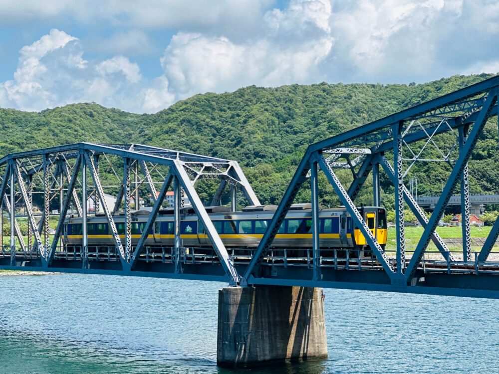 El latido intermodal de la región de Seto: trenes bala, transbordadores y la frágil conectividad de las islas interiores de Japón