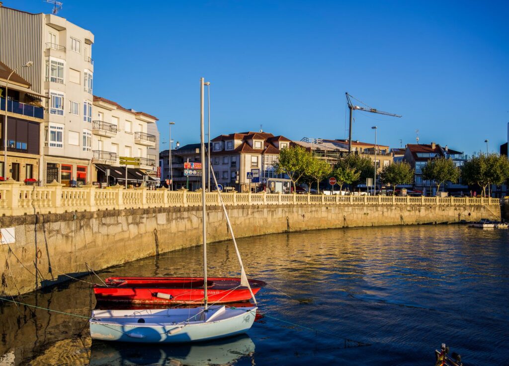 El latido costero de las Rías Baixas: Ingeniería portuaria, rutas marineras y la conectividad insular de Arousa