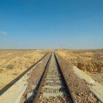 El pulso ferroviario del Hiyaz: ingeniería de vapor en los desiertos de piedra y la frágil conectividad histórica