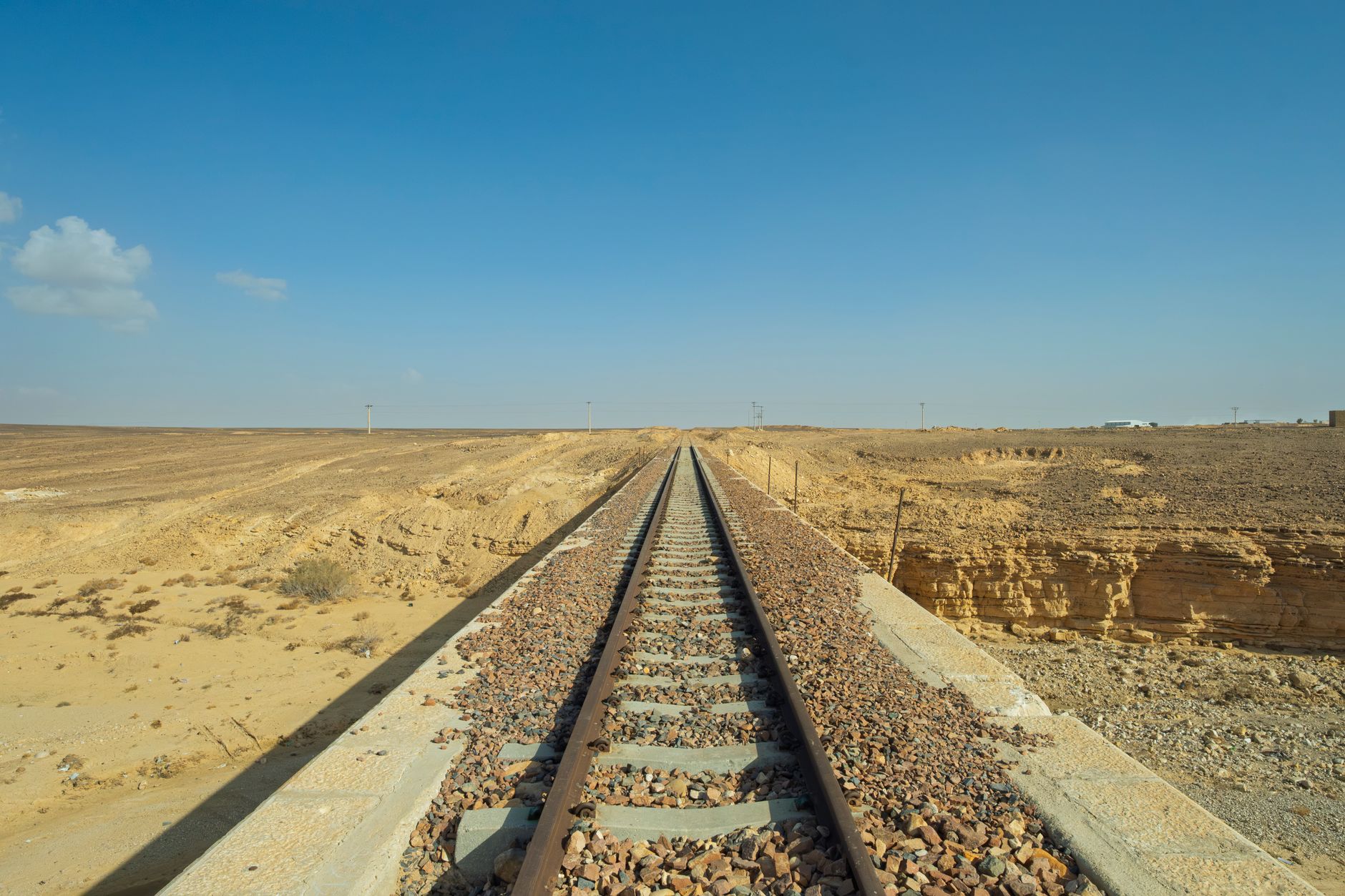El pulso ferroviario del Hiyaz: ingeniería de vapor en los desiertos de piedra y la frágil conectividad histórica
