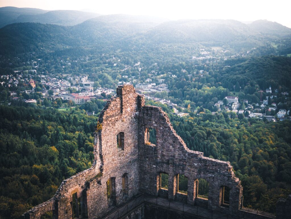 El silencio milenario de los baños de vapor de la Selva Negra: hidroterapia de coníferas y arquitectura de piedra en los valles de Baden