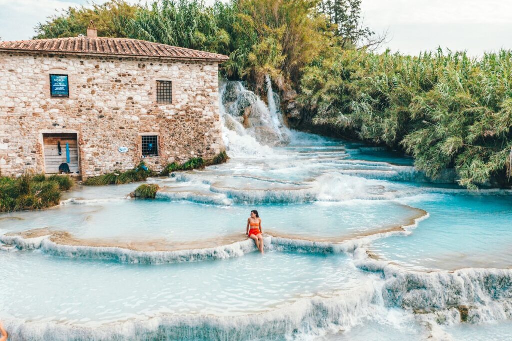 El silencio milenario de los baños de vapor de Loudenvielle: hidroterapia pirenaica y arquitectura de pizarra en los valles de Louron