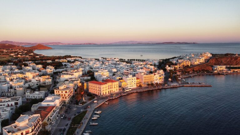 The Perfect Moment to Discover the Greek Islands: When the Aegean Recovers Its Silence