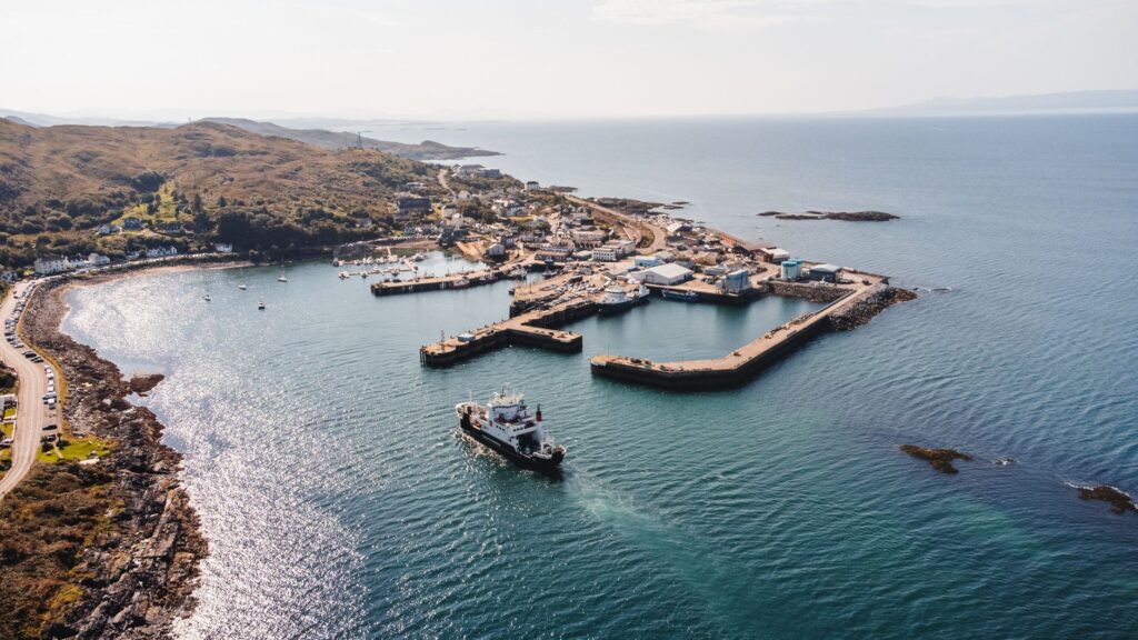 El canal de la bruma: navegación insular y arquitectura de piedra en las Hébridas Exteriores