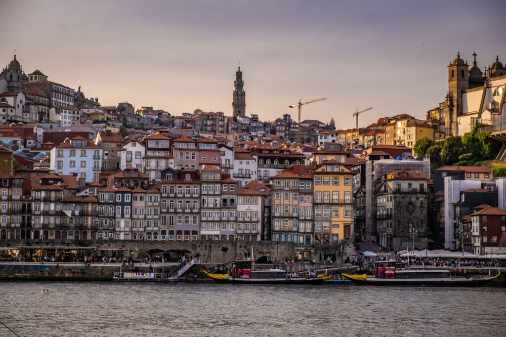 El latido costero de Oporto: Ingeniería de los puentes del Duero, arquitecturas de hierro y la conectividad fluvial del norte luso