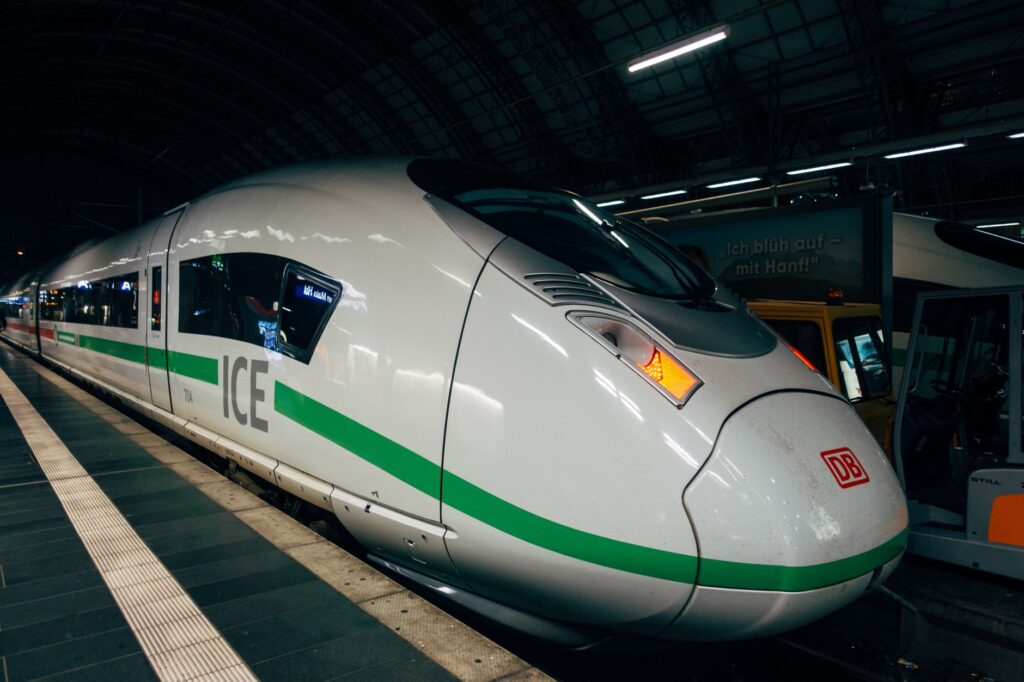 Viajar por Europa sin vaciar la cuenta bancaria: Estrategias financieras para explorar el continente