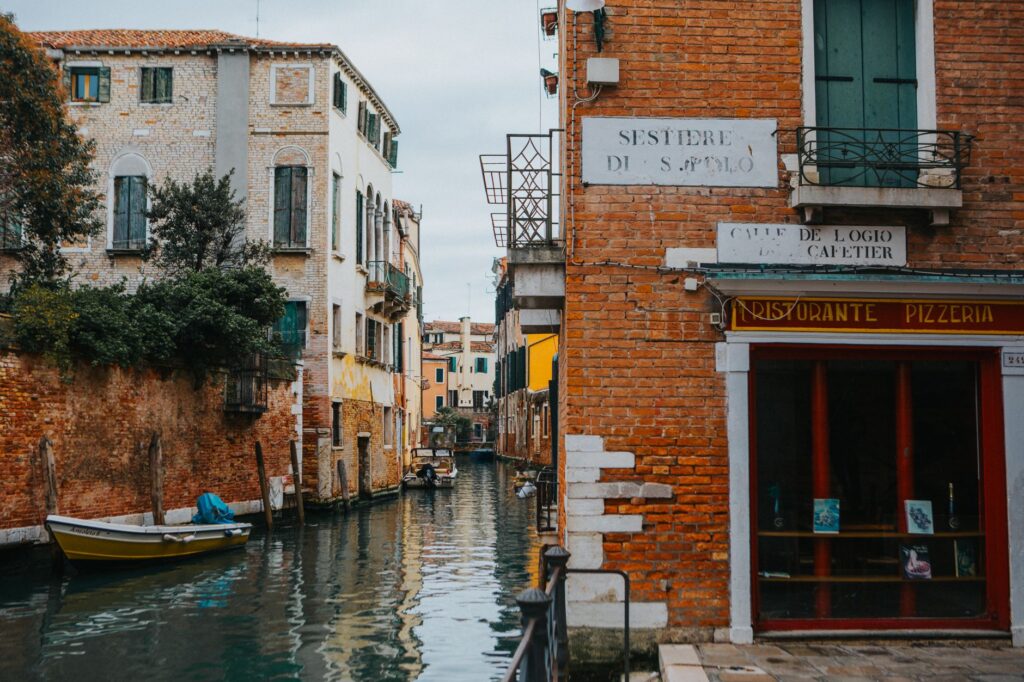 El Renacimiento de la Góndola Veneciana: Hacha, Roble y Memoria en los Squeri de la Serenísima