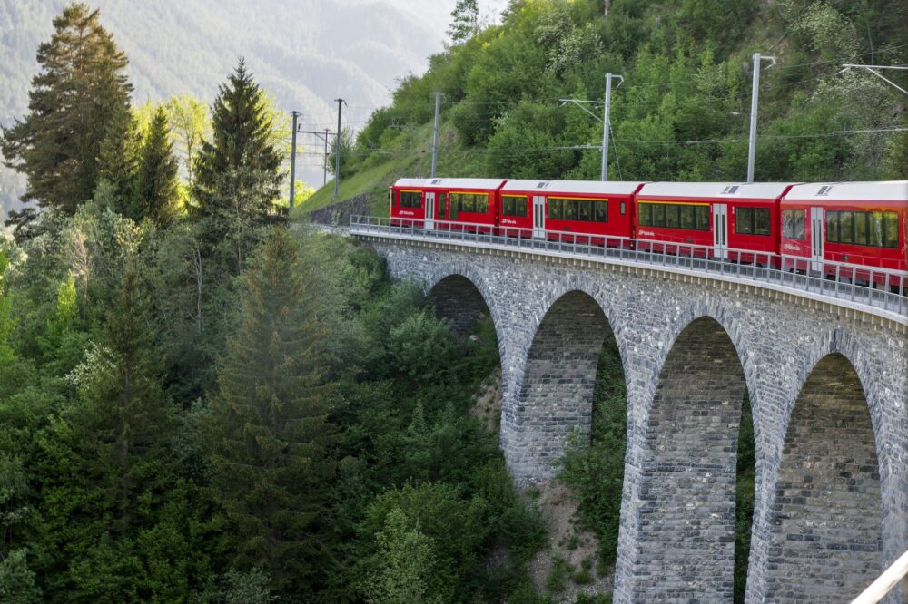 El Expreso Bernina: Ingeniería alpina y la travesía ferroviaria entre los glaciares y las palmeras