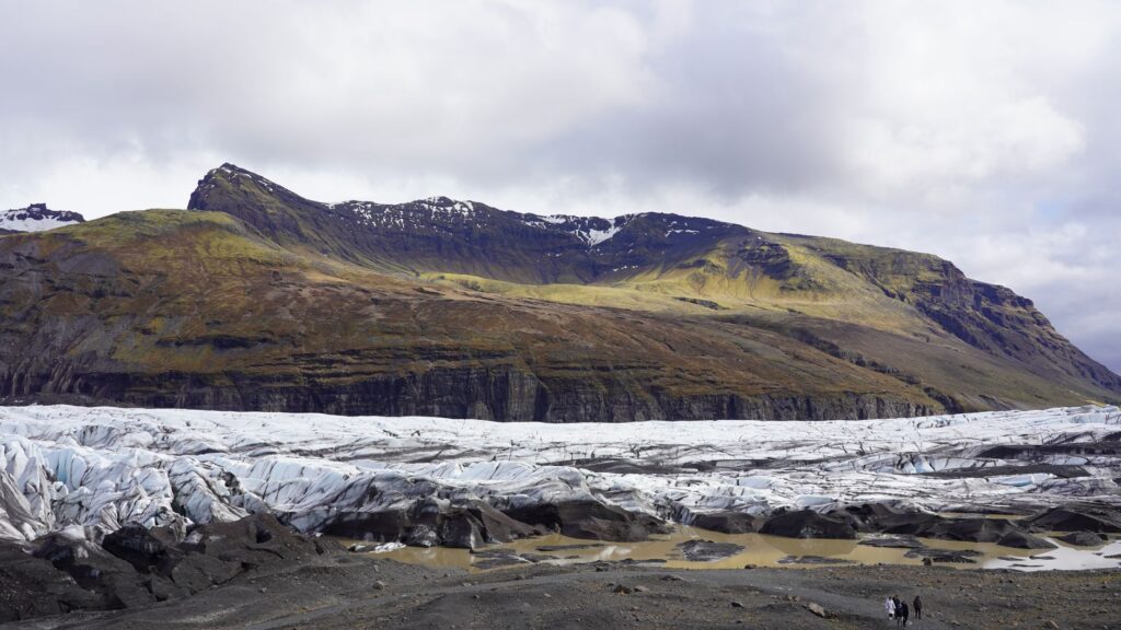 La Travesía del Glaciar Vatnajökull en Moto de Nieve: Guía de Expedición y Logística Polar por el Casquete de Hielo de Islandia