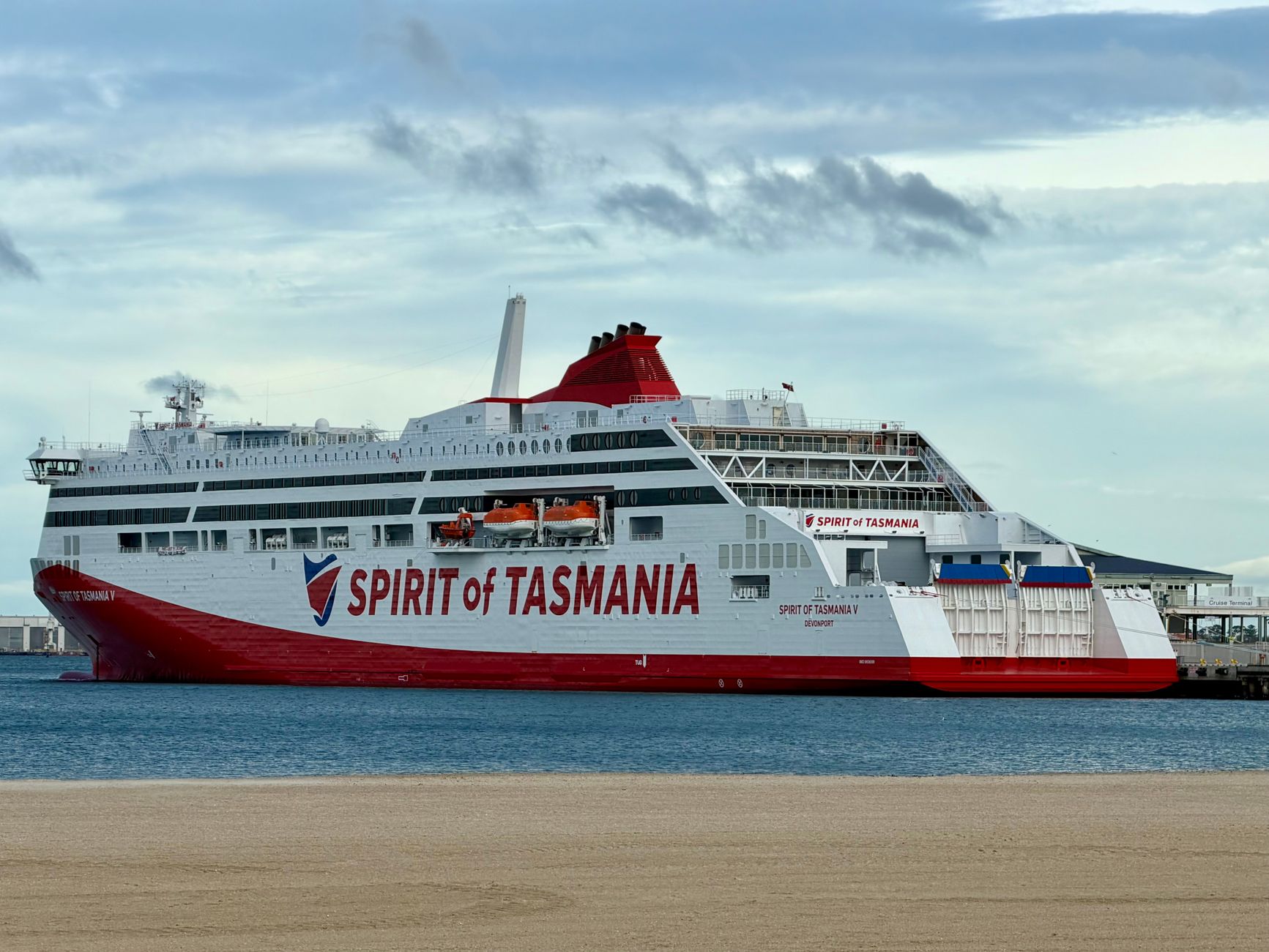 El laberinto intermodal del estrecho de Bass: transbordadores, vientos y la frágil conexión marítima entre el continente australiano y Tasmania
