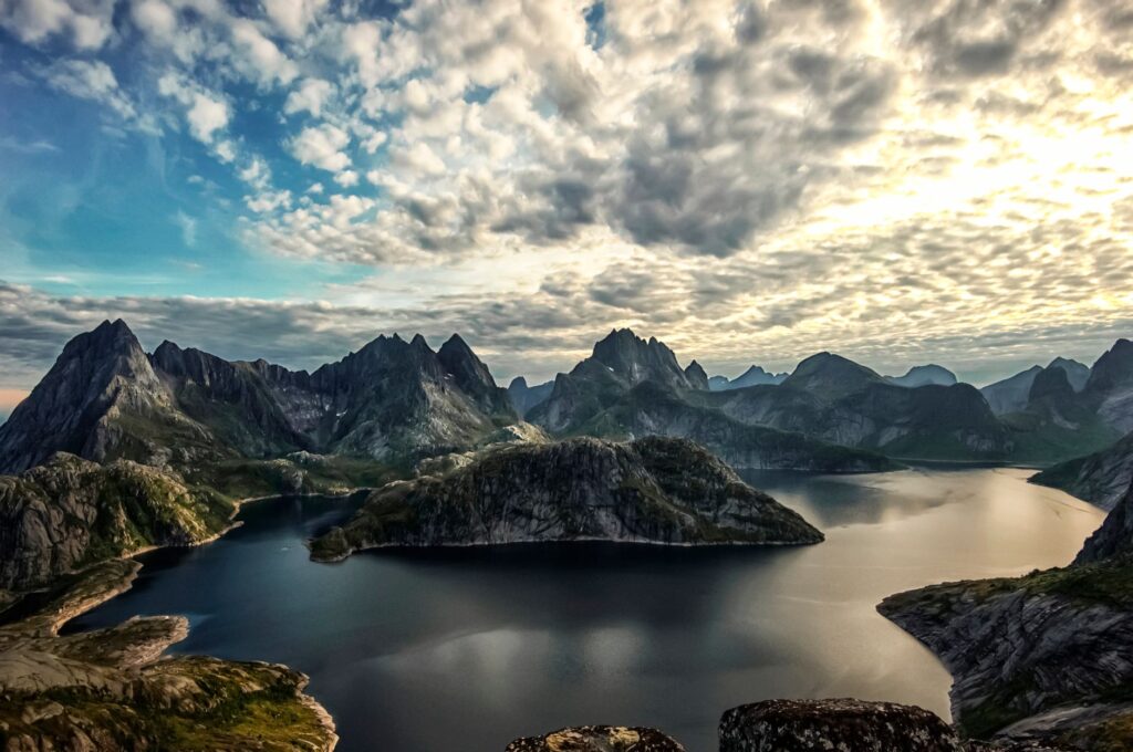 La Travesía del Archipiélago de las Lofoten en Kayak de Mar: Guía de Expedición y Navegación Costera por el Mar de Noruega