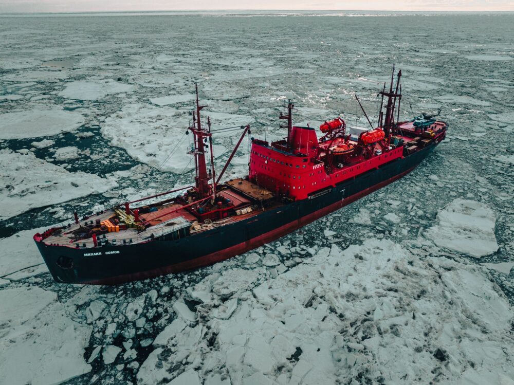 El latido del Círculo Polar: Ingeniería de carga pesada, fiordos helados y la conectividad ártica de la línea Malmbanan