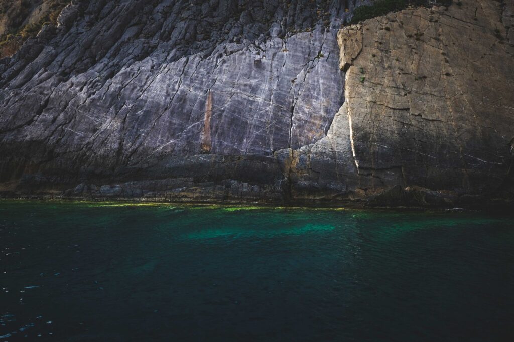 El refugio de la foca monje en las Cicladas: oceanografía, dinámicas litorales y conservación en el mar Egeo