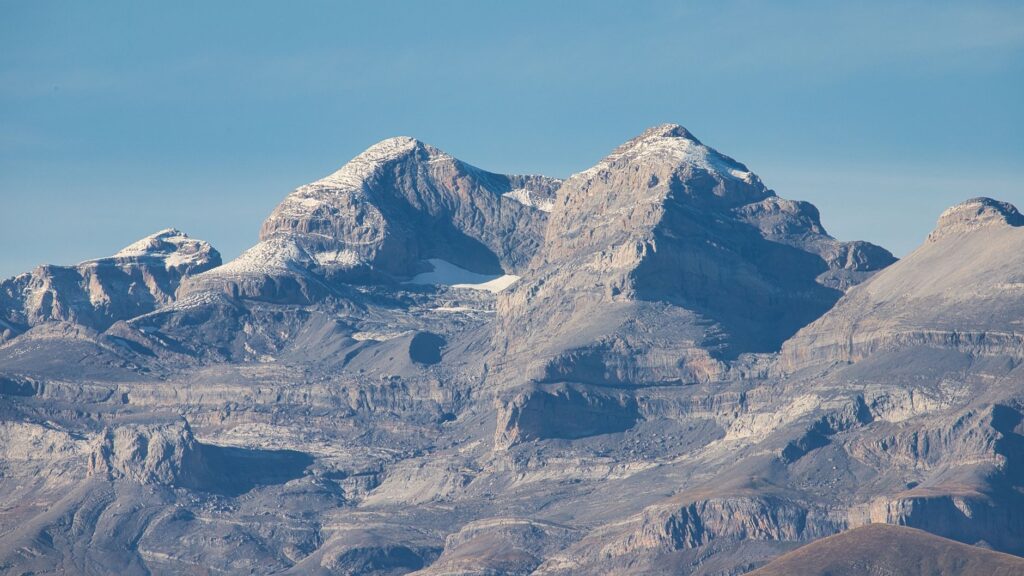 El Dominio de las Crestas Silenciosas: Geología, Alta Ruta y Sostenibilidad en el Parque Nacional de Ordesa y Monte Perdido